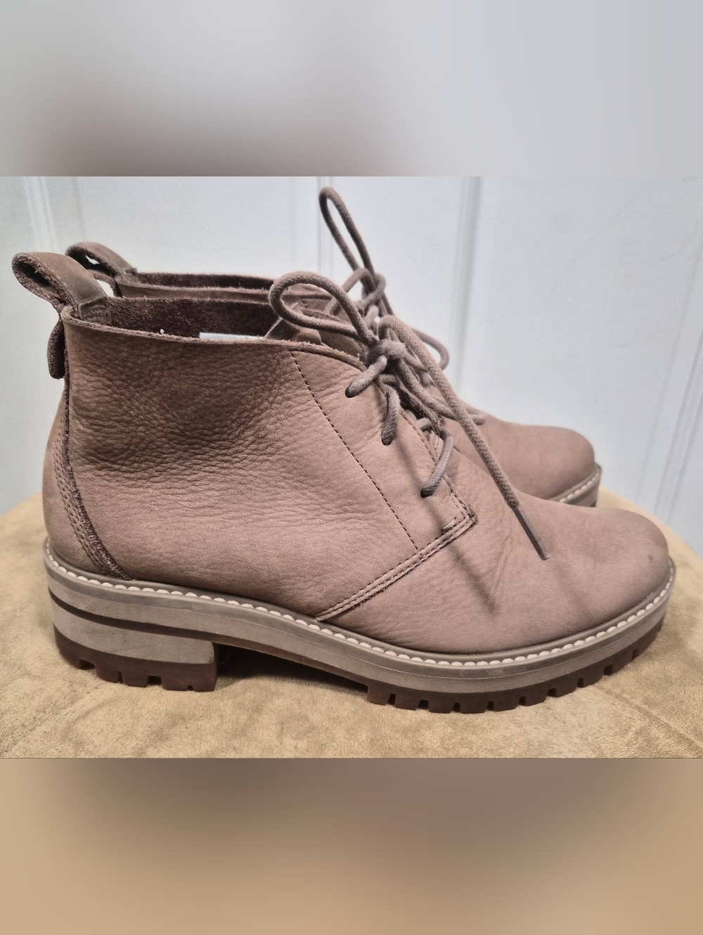 Timberland Women's Courmayeur Valley Chukka Boots Nubuck Taupe Size 7.5